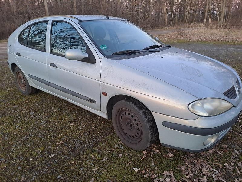 Grau Gebraucht 2004 Renault Mégane II Limousine | 999 € (Guter Preis) - Bild 1/4