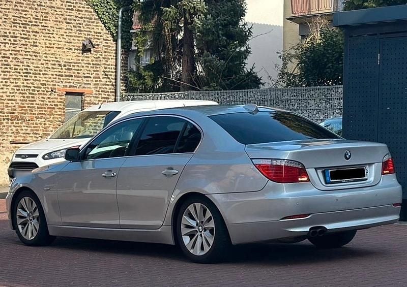 Gebraucht BMW 530 235 PS (172 kW) 2008 Silber Limousine