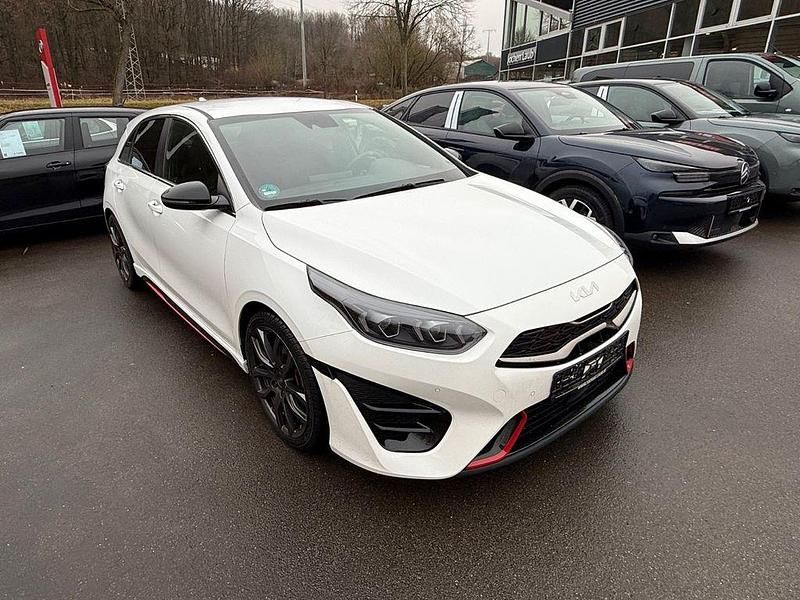 Weiß Gebraucht 2023 Kia Ceed Kleinwagen | 26.900 € (Fairer Preis) - Bild 1/4
