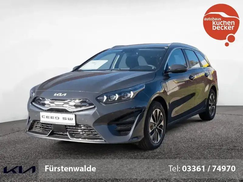Grau / penta metal Neu 2024 Kia Ceed Sportswagon 2 Kombi | 31.990 € (Teuer) - Bild 1/4