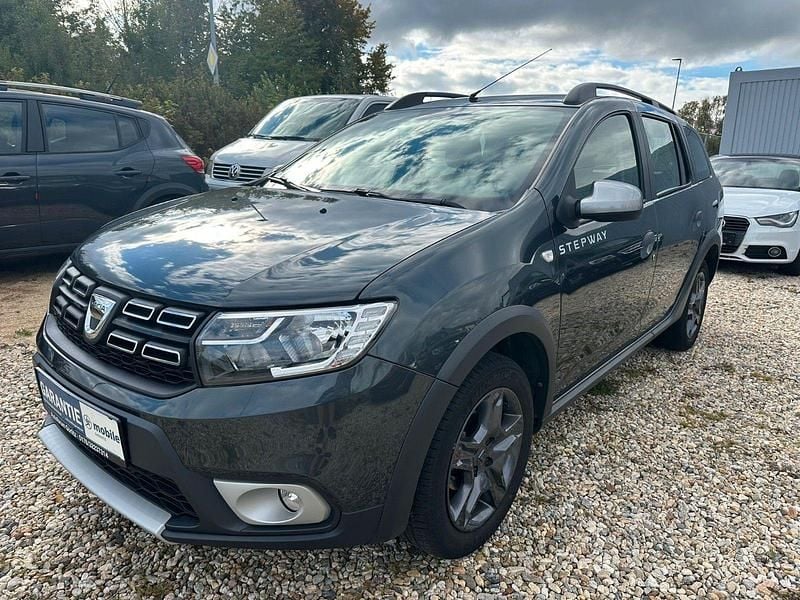 Grau Gebraucht 2017 Dacia Logan MCV Celebration Kombi | 7.940 € (Superpreis) - Bild 1/4