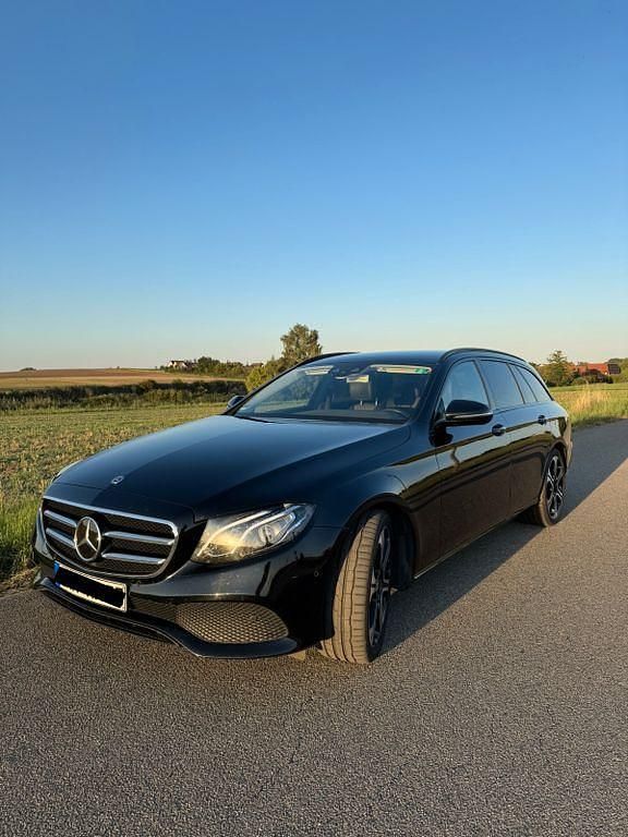 Schwarz Gebraucht 2017 Mercedes 220 Avantgarde Kombi | 22.999 € (Fairer Preis) - Bild 1/4