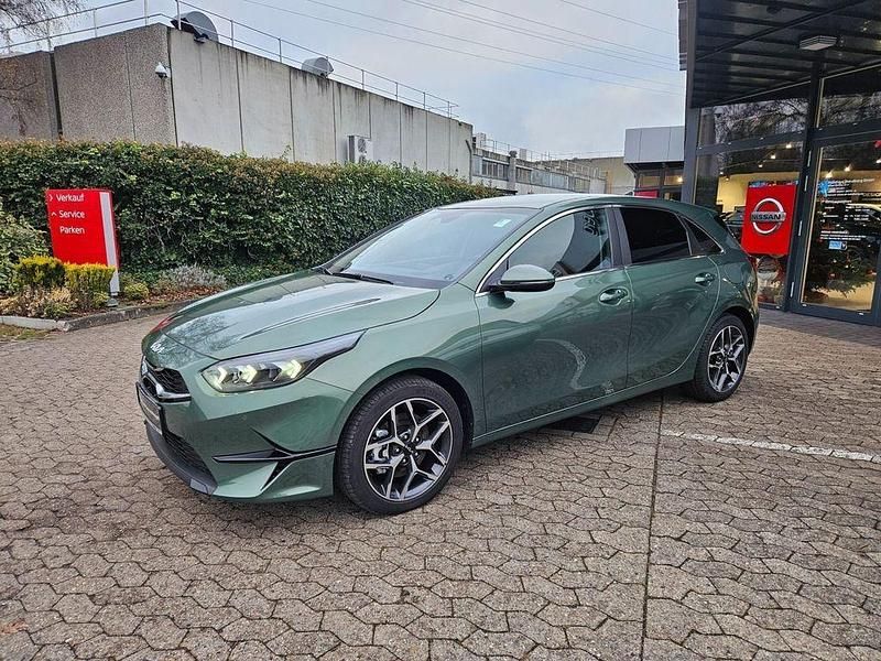 Gebraucht Kia Ceed Spirit 140 PS (102 kW) 2025 (exg) experience green met. Kleinwagen