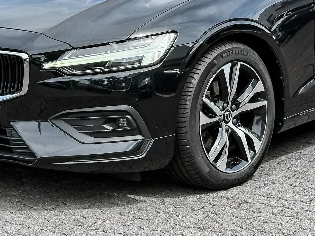Gebraucht Volvo V60 Core 163 PS (119 kW) 2024 Schwarz Kombi