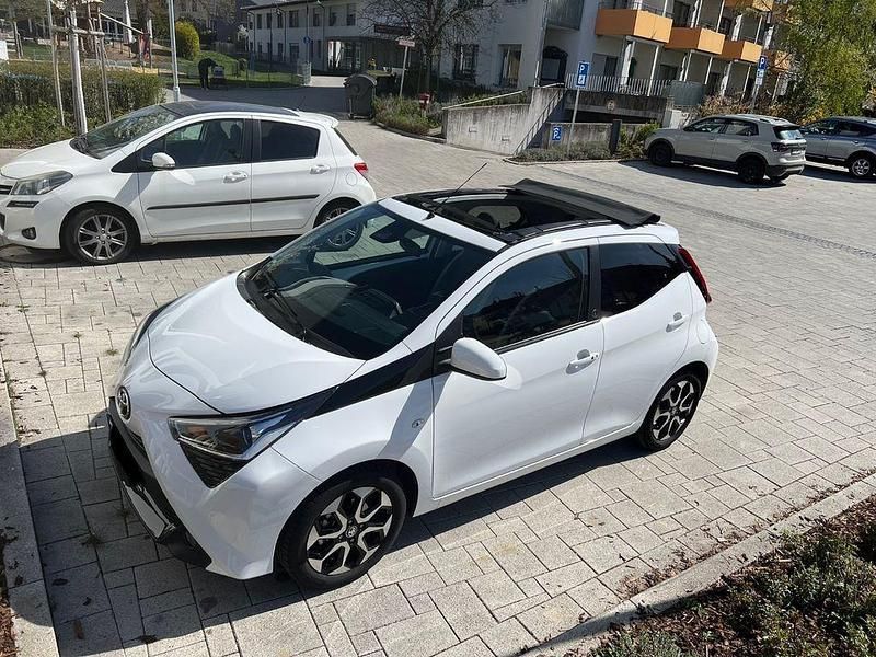 Weiß Gebraucht 2021 Toyota Aygo Team Kleinwagen | 13.000 € (Fairer Preis) - Bild 1/4