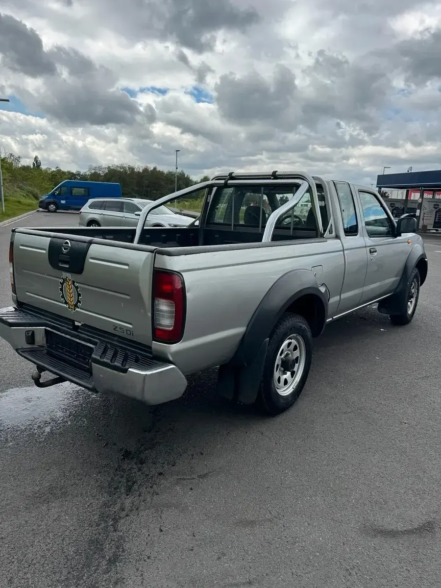 Gebraucht Nissan Navara 130 PS (95 kW) 2004 Silber Pickup