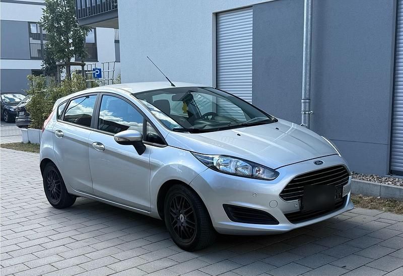 Silber Gebraucht 2015 Ford Fiesta Kleinwagen | 4.175 € (Fairer Preis) - Bild 1/4