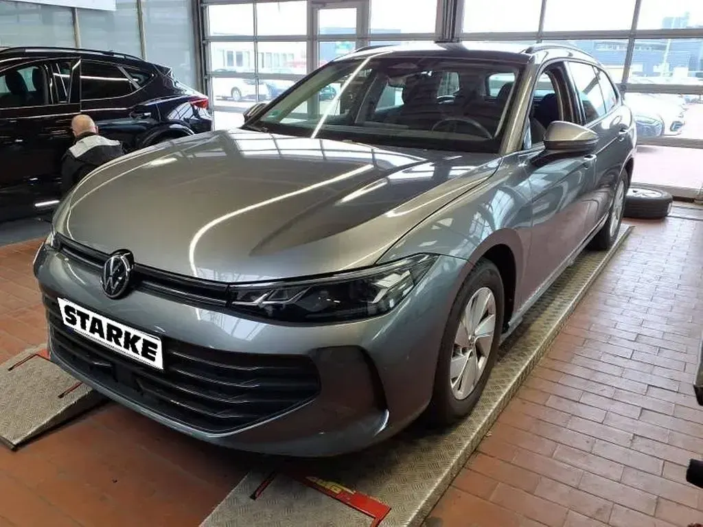 Gebraucht VW Passat Basis 150 PS (110 kW) 2024 Grau Kombi