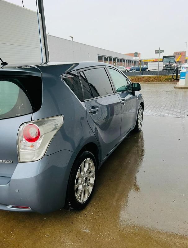 Blau Gebraucht 2010 Toyota Verso Van / Kleinbus | 8.000 € (Fairer Preis) - Bild 1/4