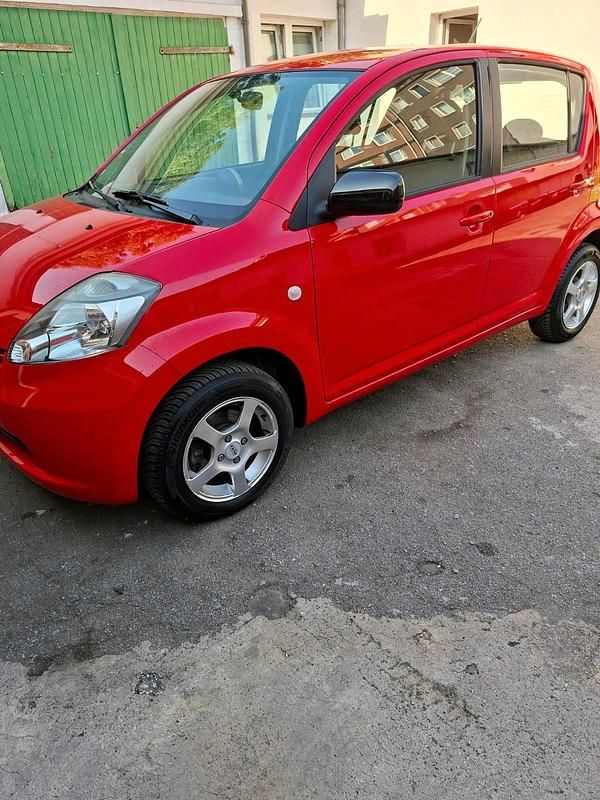 Rot Gebraucht 2005 Daihatsu Sirion Kleinwagen | 4.200 € (Teuer) - Bild 1/4