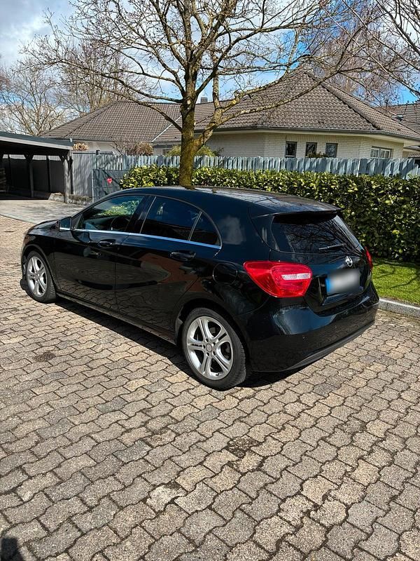 Gebraucht Mercedes A180 122 PS (89 kW) 2013 Schwarz Limousine
