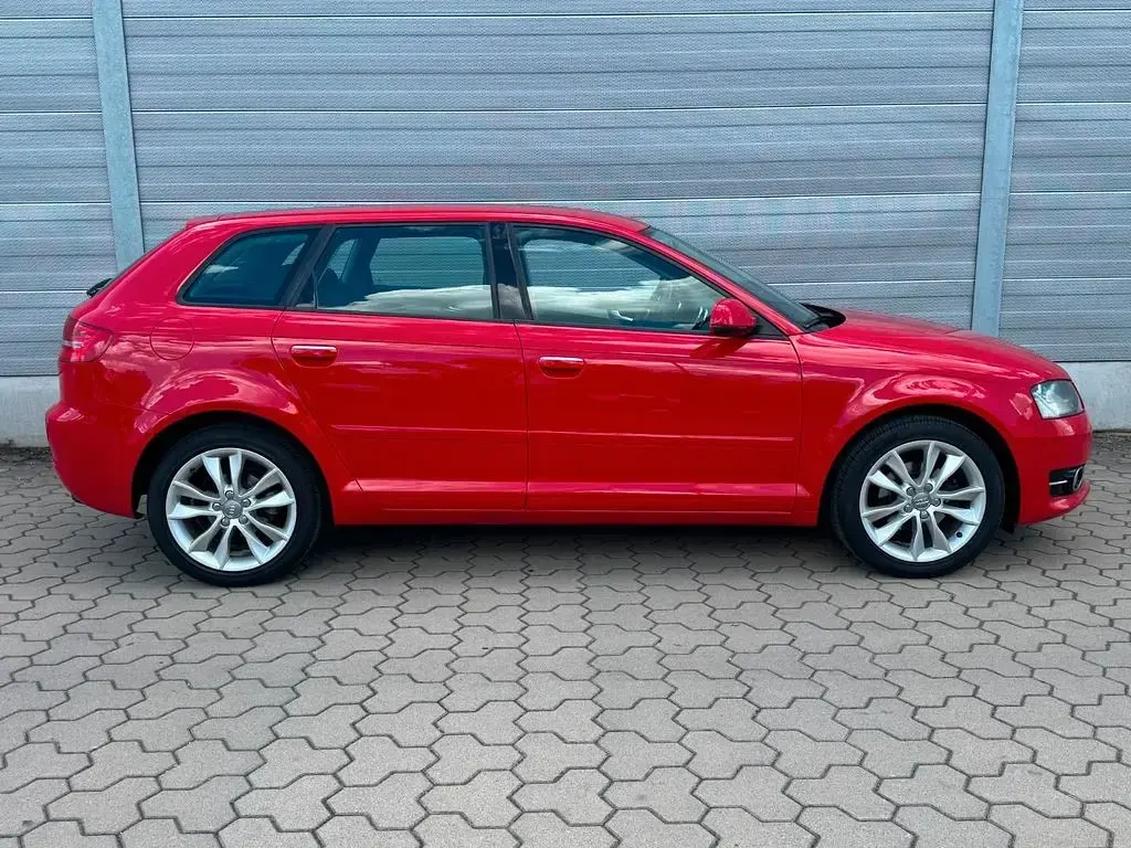 Gebraucht Audi A3 Sport 105 PS (77 kW) 2011 Rot Kleinwagen