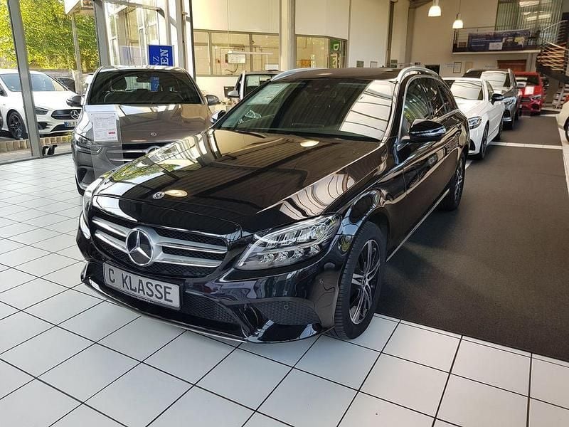 Schwarz Gebraucht 2020 Mercedes C180 Avantgarde Limousine | 26.500 € (Guter Preis) - Bild 1/4