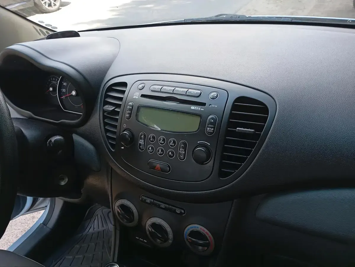 Gebraucht Hyundai i10 69 PS (50 kW) 2011 Blau Kleinwagen