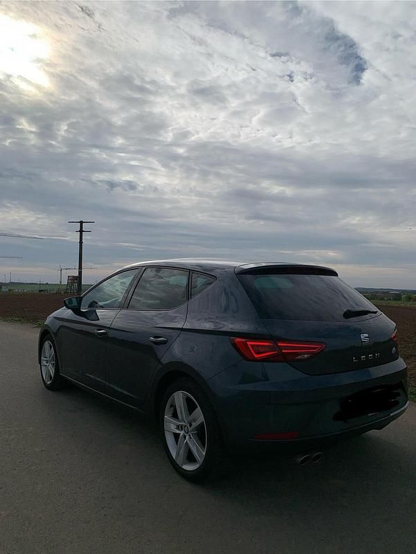 Grau Gebraucht 2019 Seat Leon FR Limousine | 16.000 € (Etwas zu teuer) - Bild 1/4