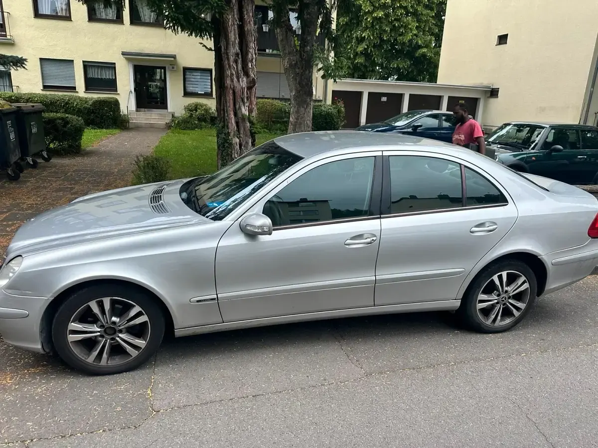 Gebraucht Mercedes E220 150 PS (110 kW) 2002 Silber Limousine