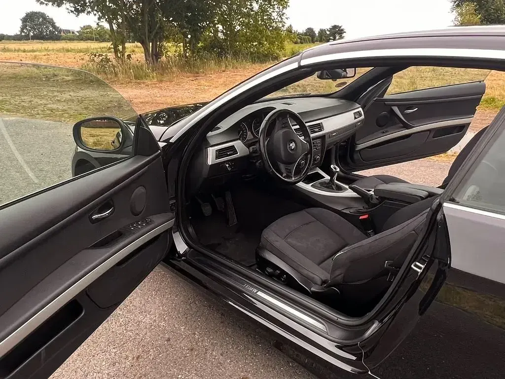 Gebraucht BMW 320 Cabriolet 170 PS (125 kW) 2012 Schwarz Cabrio