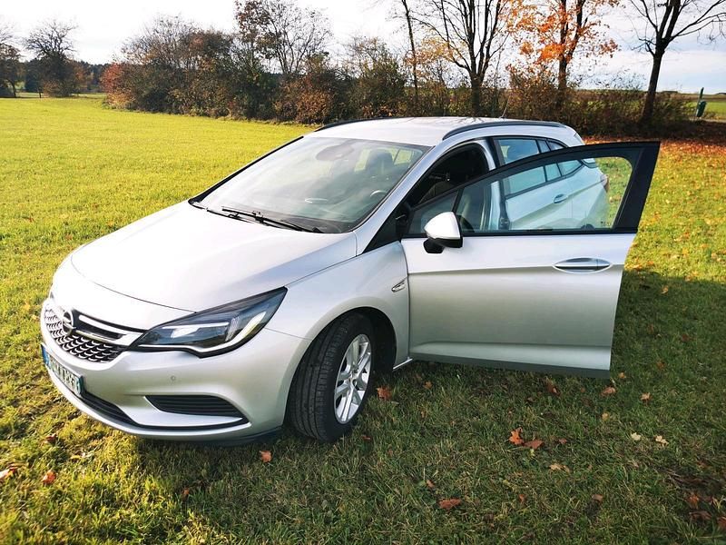Silber Gebraucht 2025 Opel Astra Kombi | 8.900 € - Bild 1/4
