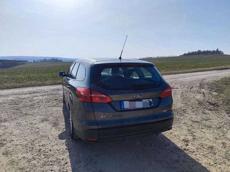 Gebraucht Ford Focus Trend 125 PS (91 kW) 2016 Grau Limousine