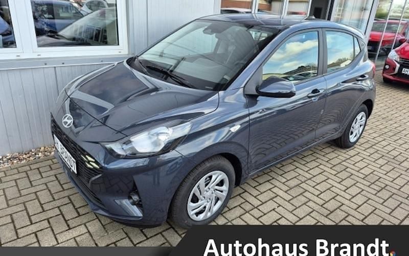 Grau Neu 2025 Hyundai i10 Select Kleinwagen | 16.890 € (Fairer Preis) - Bild 1/4