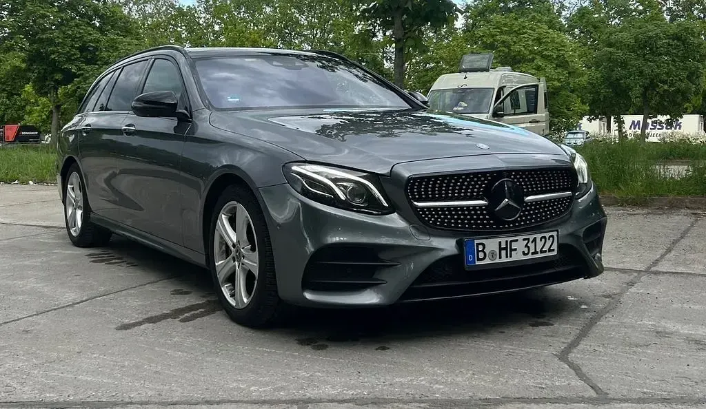 Usado Mercedes E220 AMG line 194 CV (142 kW) 2017 Gris Berlina