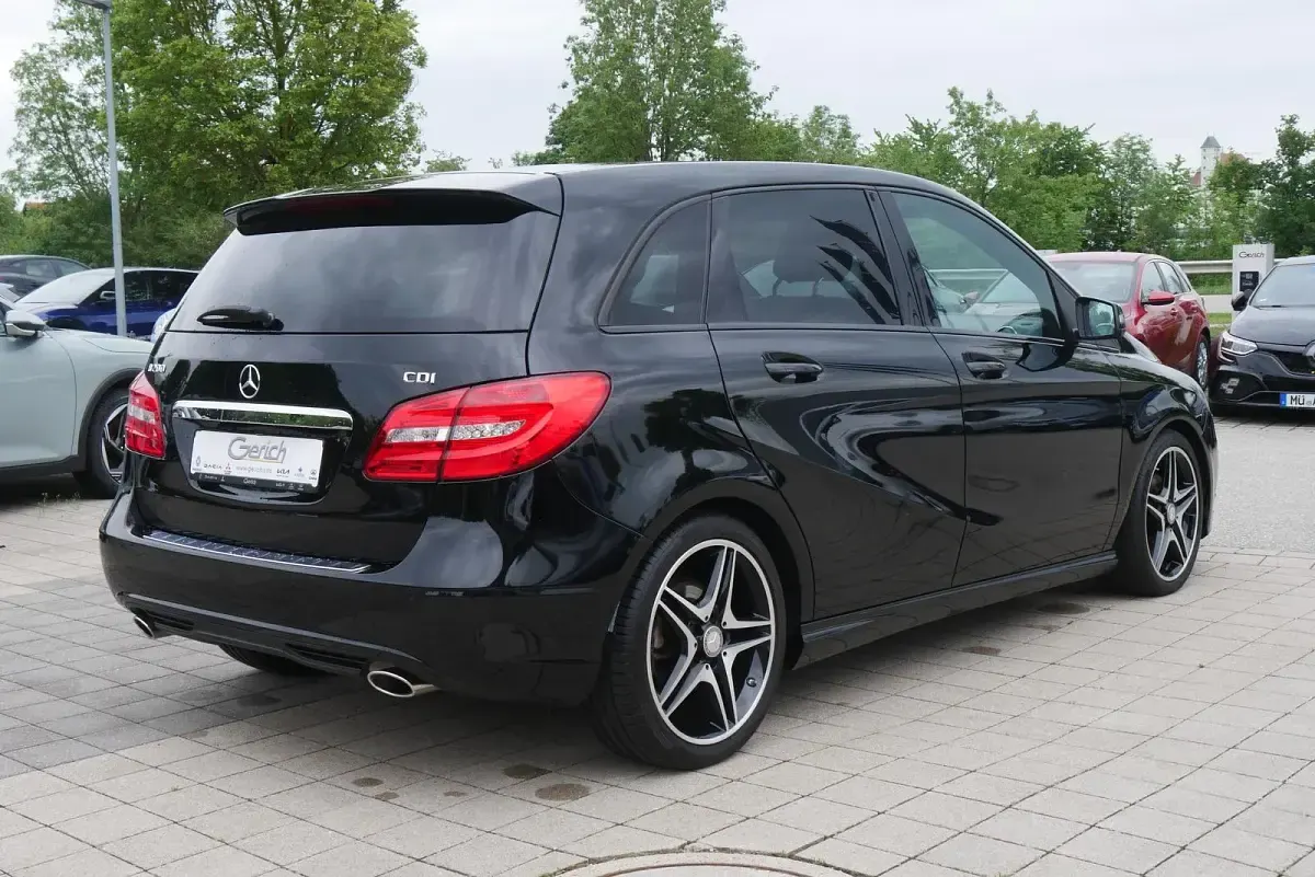 Gebraucht Mercedes B200 136 PS (100 kW) 2014 Kosmosschwarz  metalliclack Kleinwagen