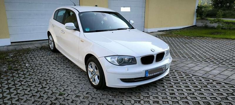 Weiß Gebraucht 2011 BMW 118 Kleinwagen | 4.400 € (Guter Preis) - Bild 1/4