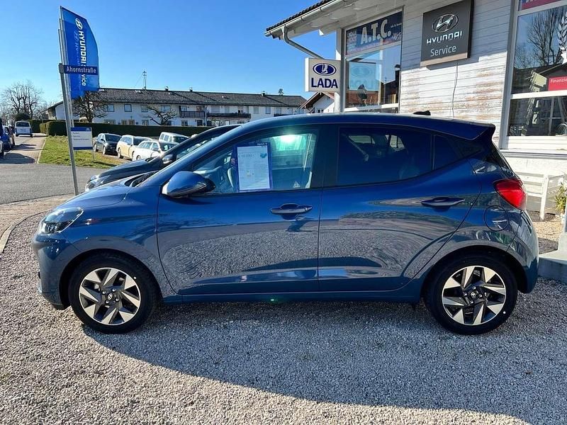 Gebraucht Hyundai i10 GO! 77 PS (56 kW) 2024 Vibrant blue pearl Kleinwagen