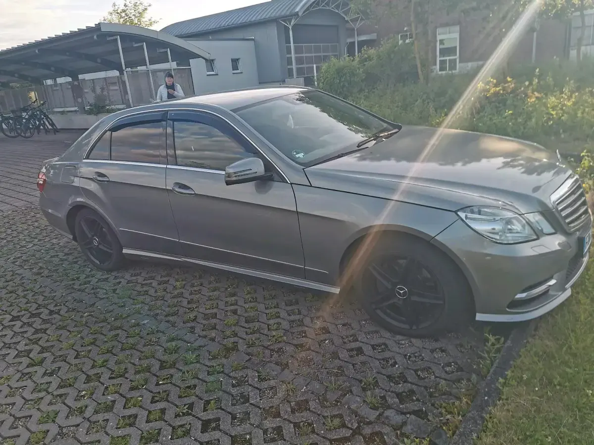 Gebraucht Mercedes E220 Avantgarde 170 PS (125 kW) 2013 Grau Limousine