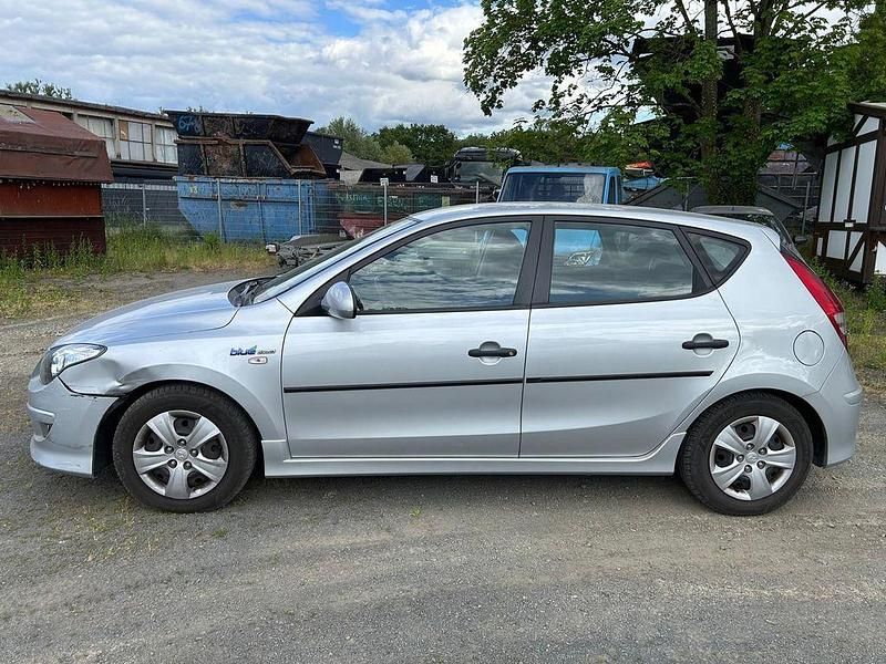 Gebraucht Hyundai i30 Edition 109 PS (80 kW) 2010 Silber Limousine