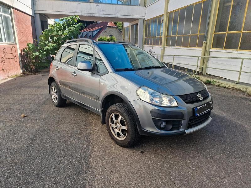 Silber Gebraucht 2008 Suzuki SX4 SUV | 4.499 € (Fairer Preis) - Bild 1/4