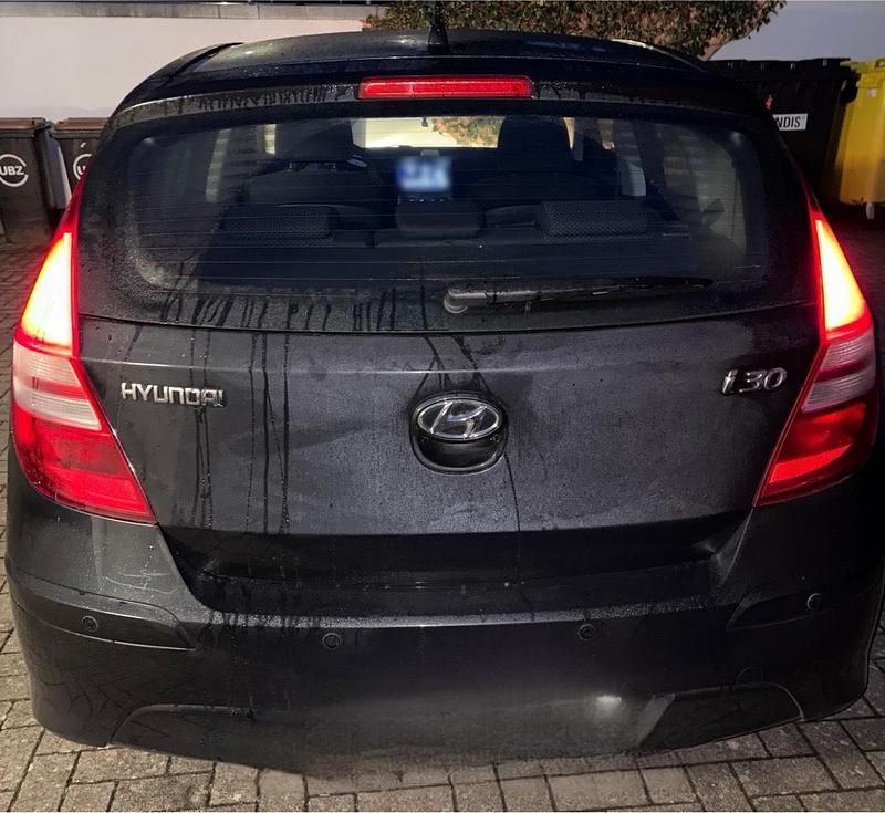 Gebraucht Hyundai i30 109 PS (80 kW) 2010 Schwarz Kleinwagen