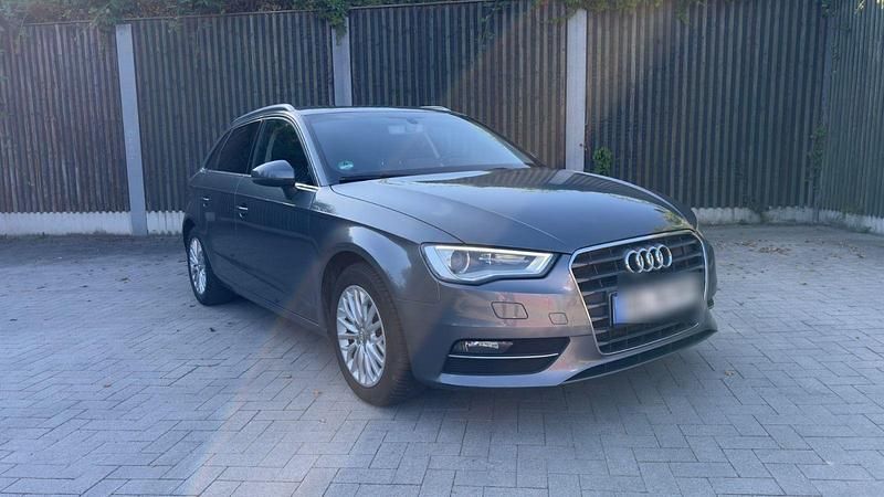 Grau Gebraucht 2015 Audi A3 Ambiente Limousine | 13.900 € (Fairer Preis) - Bild 1/4