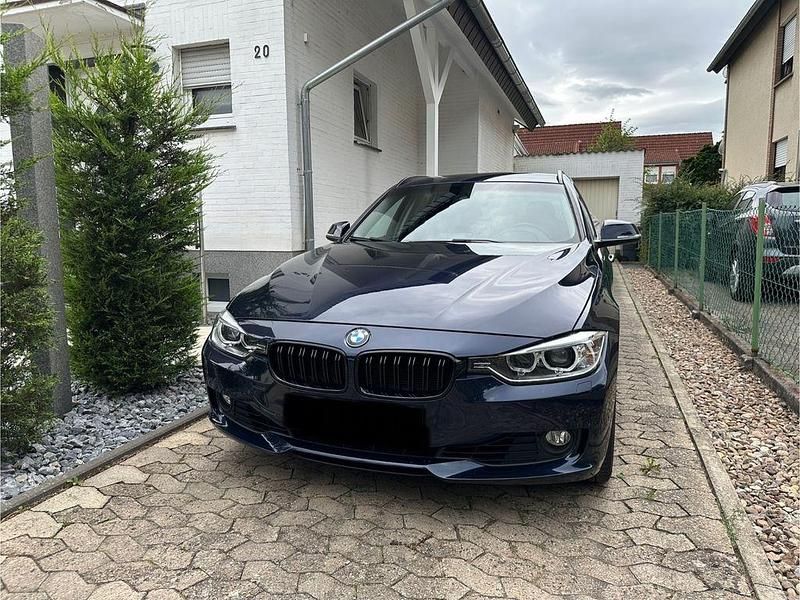Blau Gebraucht 2013 BMW 320 Comfort Edition Kombi | 11.890 € (Fairer Preis) - Bild 1/4