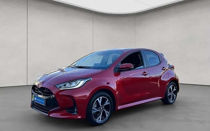 Rot Gebraucht 2024 Toyota Yaris Hybrid Team Limousine | 24.420 € (Fairer Preis) - Bild 1/4