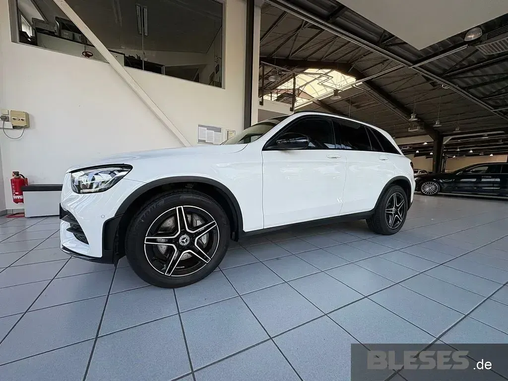 Gebraucht Mercedes GLC200 AMG 197 PS (144 kW) 2021 Unilack polarweiß SUV