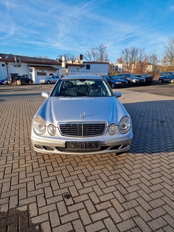 Silber Gebraucht 2005 Mercedes E220 Elegance Limousine | 3.900 € (Fairer Preis) - Bild 1/4