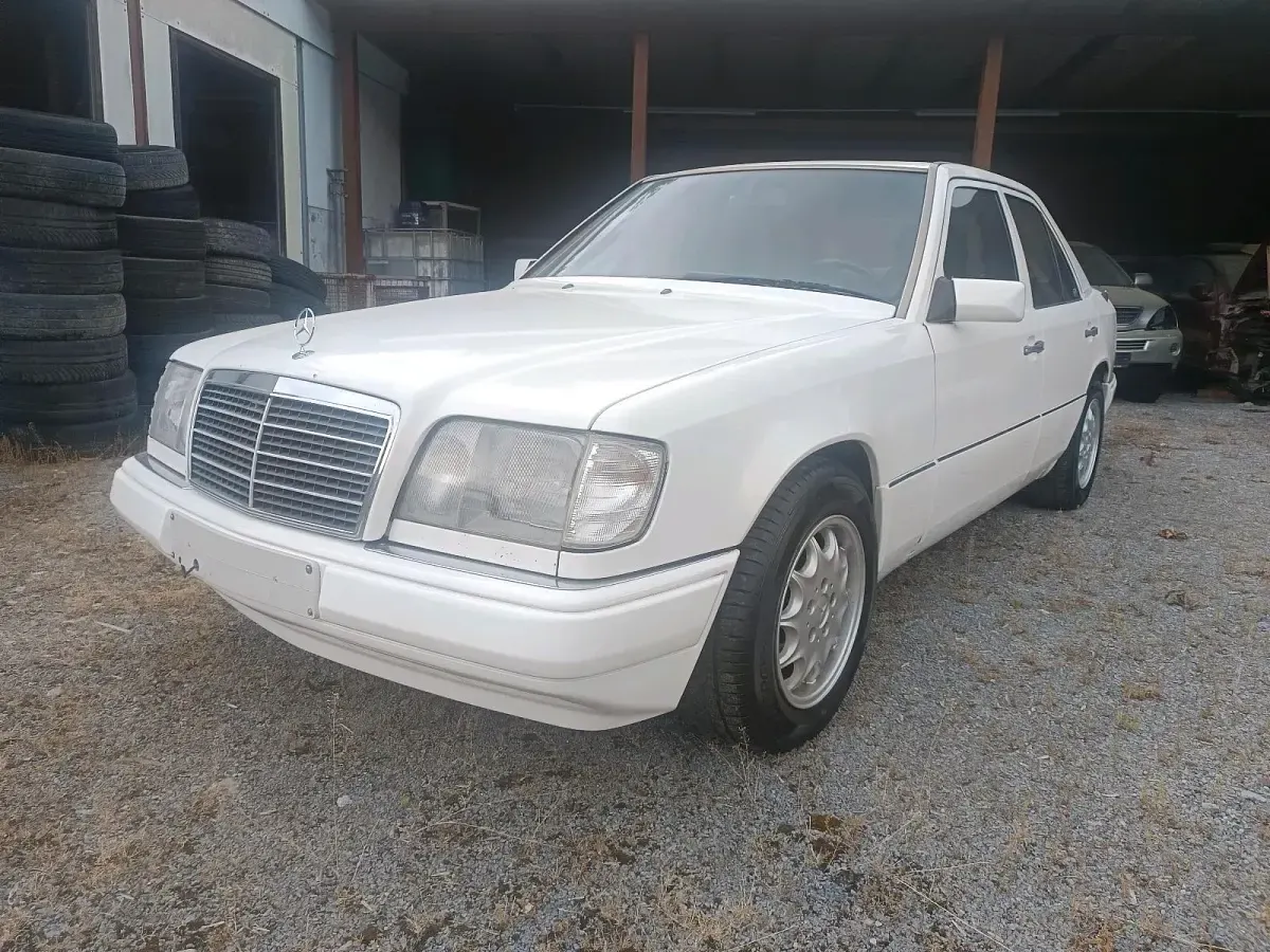 Gebraucht Mercedes E220 150 PS (110 kW) 1993 Weiß Limousine