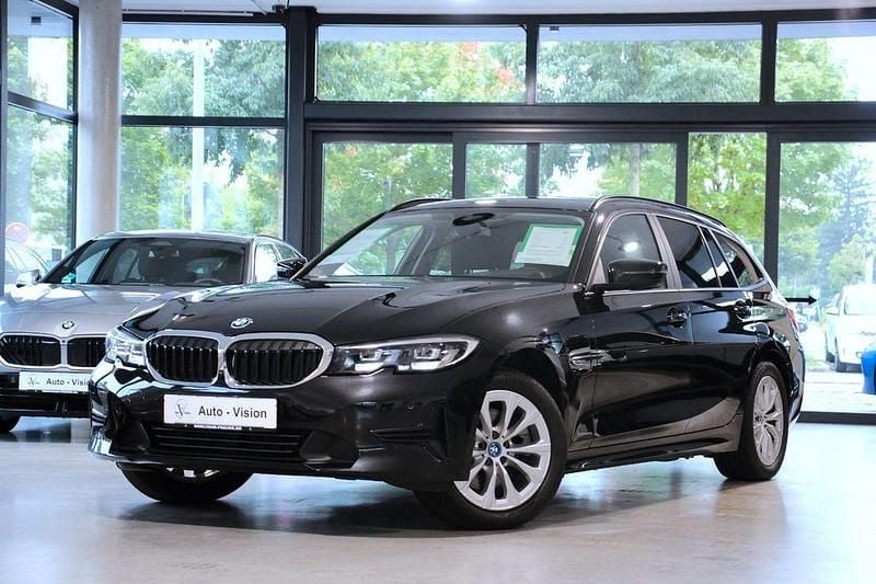 Schwarz Gebraucht 2021 BMW 320e Sport Line Kombi | 24.290 € (Superpreis) - Bild 1/3