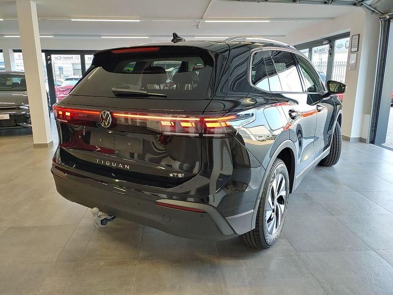 Neu VW Tiguan Life 150 PS (110 kW) 2026 Grenadillschwarzmetallic SUV
