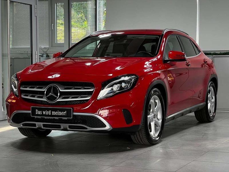 Rot Gebraucht 2017 Mercedes GLA200 Urban SUV | 23.430 € (Etwas zu teuer) - Bild 1/3