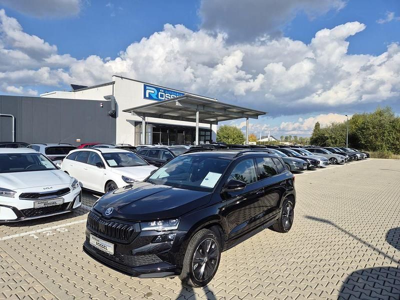 Schwarzmagic perleffekt Neu 2025 Skoda Karoq SportLine SUV | 37.990 € (Fairer Preis) - Bild 1/4