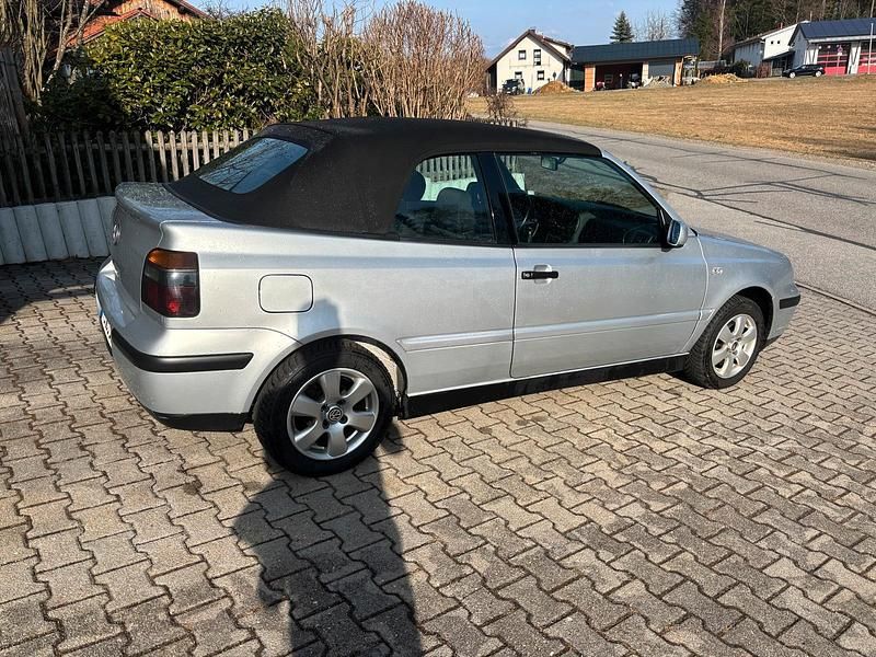 Gebraucht VW Golf 115 PS (84 kW) 2003 Silber Cabrio