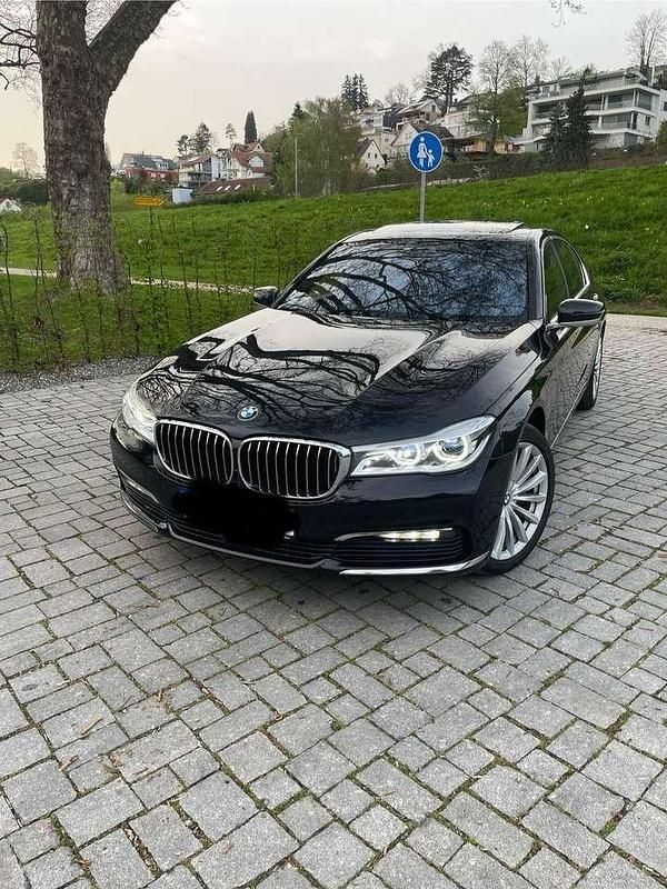 Schwarz Gebraucht 2015 BMW 750 Limousine | 30.900 € (Fairer Preis) - Bild 1/4
