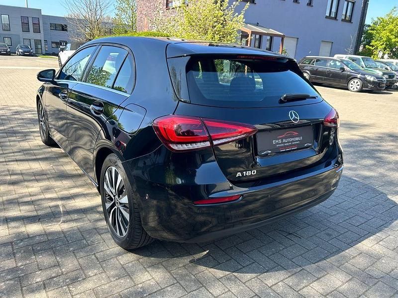 Gebraucht Mercedes A180 136 PS (100 kW) 2021 Schwarz Limousine