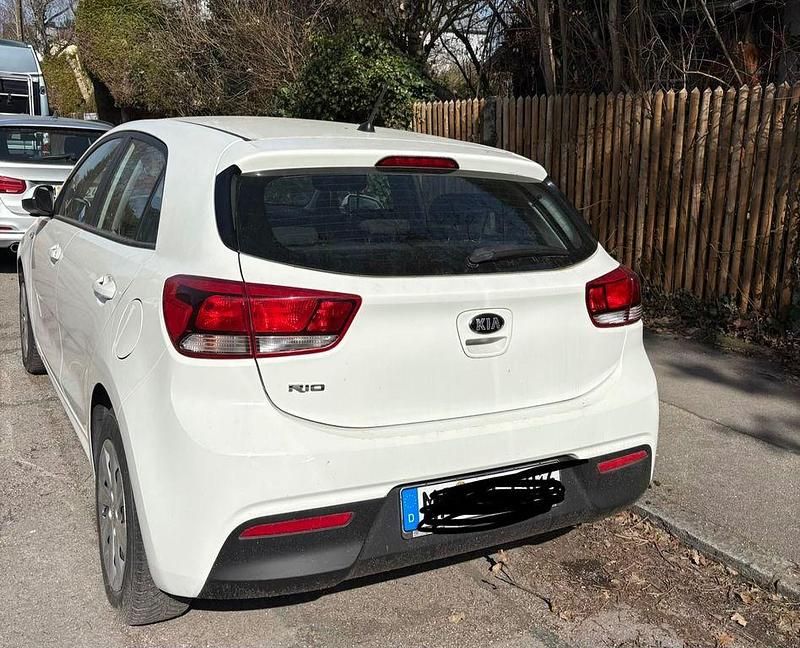 Gebraucht Kia Rio Edition 7 84 PS (61 kW) 2017 Weiß Limousine