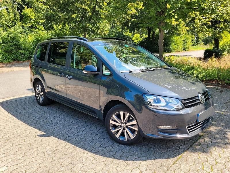 Grau Gebraucht 2020 VW Sharan Style Van / Kleinbus | 27.250 € (Fairer Preis) - Bild 1/4