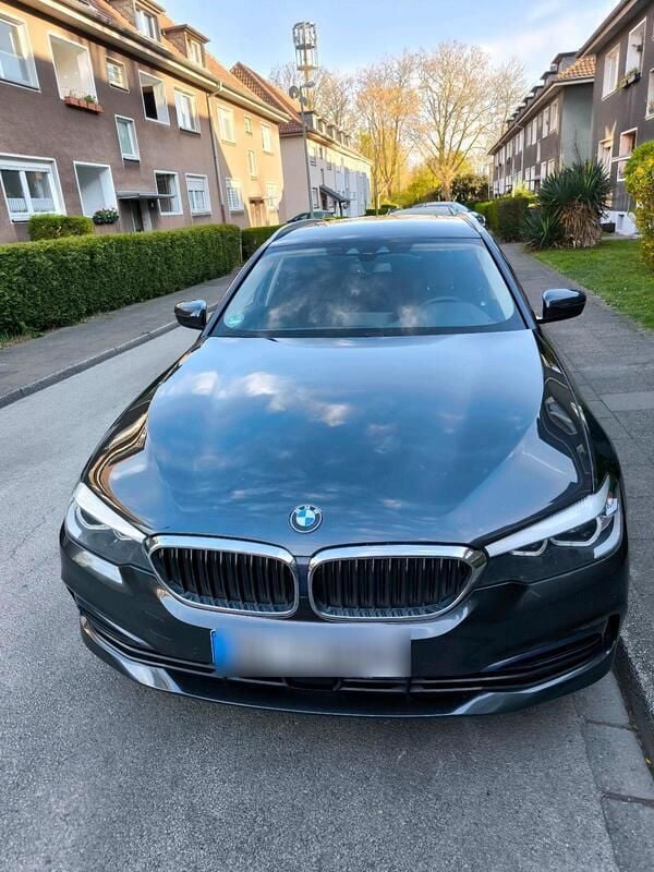 Grau Gebraucht 2018 BMW 520 Luxury Line Kombi | 18.298 € (Fairer Preis) - Bild 1/4