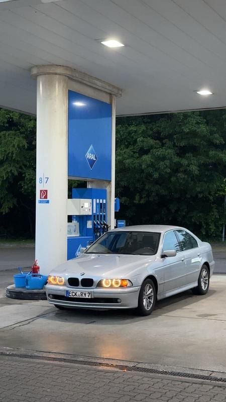 Silber Gebraucht 2002 BMW 520 Limousine | 2.000 € (Guter Preis) - Bild 1/4