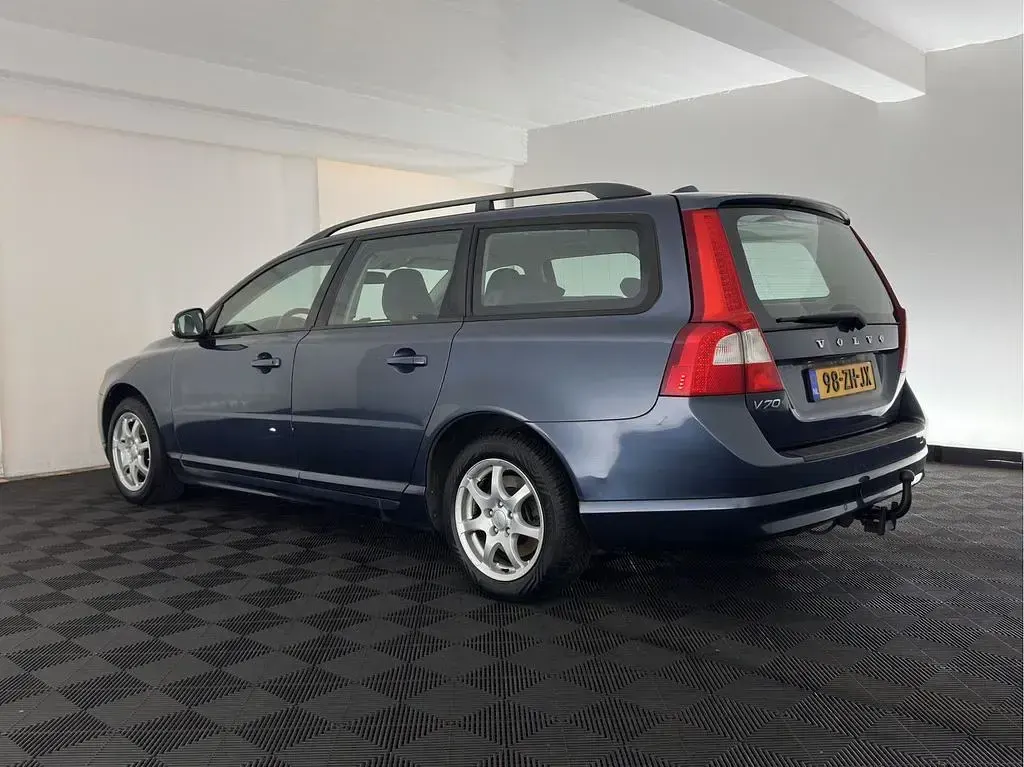 Gebraucht Volvo V70 Momentum 145 PS (106 kW) 2008 Blau Kombi